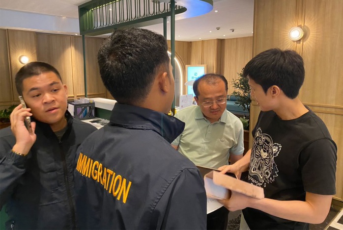 Điều tra viên DSI và các viên chức cơ quan di trú nói chuyện với Zhang Chuanling, giám đốc điều hành của Công ty Kỹ thuật Đường sắt Trung Quốc số 10 (Thái Lan). Ảnh: Bangkok Post Điều tra viên DSI và các viên chức cơ quan di trú nói chuyện với Zhang Chuanling, giám đốc điều hành của Công ty Kỹ thuật Đường sắt Trung Quốc số 10 (Thái Lan). Ảnh: Bangkok Post