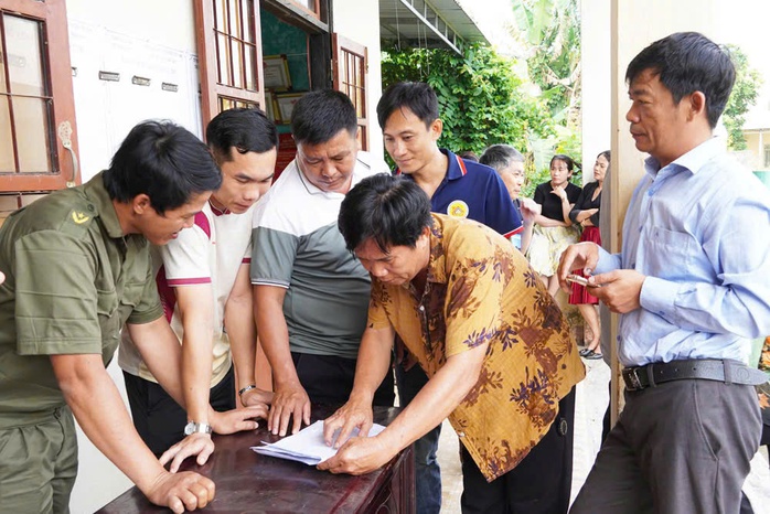 Cử tri Quảng Ngãi bỏ phiếu chọn phương án sáp nhập cấp tỉnh, cấp xã- Ảnh 2. Cử tri Quảng Ngãi bỏ phiếu chọn phương án sáp nhập cấp tỉnh, cấp xã- Ảnh 2.