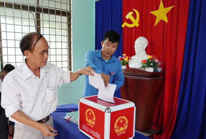 Cử tri Quảng Ngãi bỏ phiếu chọn phương án sáp nhập cấp tỉnh, cấp xã- Ảnh 1. Cử tri Quảng Ngãi bỏ phiếu chọn phương án sáp nhập cấp tỉnh, cấp xã- Ảnh 1.