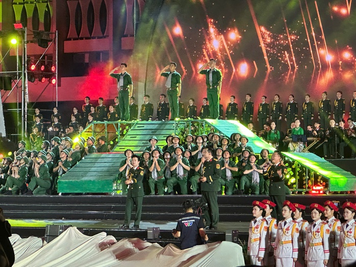 Chương trình nghệ thuật "Đất nước trọn niềm vui":
Ấn tượng, hoành tráng- Ảnh 2. Chương trình nghệ thuật "Đất nước trọn niềm vui":
Ấn tượng, hoành tráng- Ảnh 2.