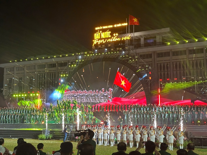 Chương trình nghệ thuật "Đất nước trọn niềm vui":
Ấn tượng, hoành tráng- Ảnh 3. Chương trình nghệ thuật "Đất nước trọn niềm vui":
Ấn tượng, hoành tráng- Ảnh 3.
