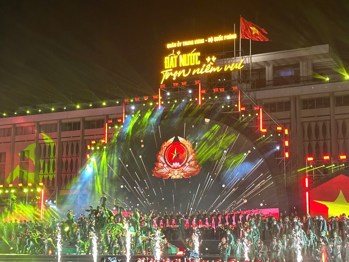 Chương trình nghệ thuật "Đất nước trọn niềm vui":
Ấn tượng, hoành tráng- Ảnh 4. Chương trình nghệ thuật "Đất nước trọn niềm vui":
Ấn tượng, hoành tráng- Ảnh 4.