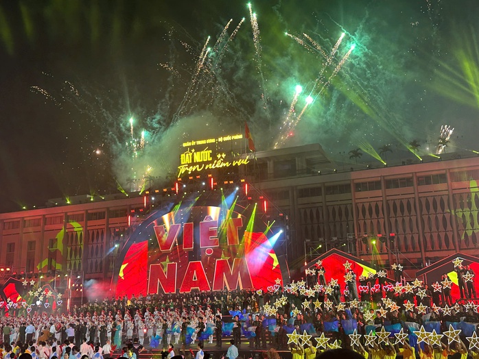 Chương trình nghệ thuật "Đất nước trọn niềm vui":
Ấn tượng, hoành tráng- Ảnh 10. Chương trình nghệ thuật "Đất nước trọn niềm vui":
Ấn tượng, hoành tráng- Ảnh 10.