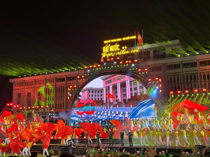 Chương trình nghệ thuật "Đất nước trọn niềm vui":
Ấn tượng, hoành tráng- Ảnh 11. Chương trình nghệ thuật "Đất nước trọn niềm vui":
Ấn tượng, hoành tráng- Ảnh 11.