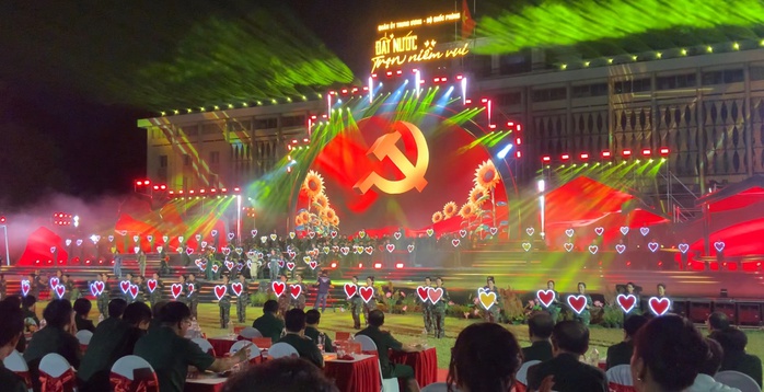Chương trình nghệ thuật "Đất nước trọn niềm vui":
Ấn tượng, hoành tráng- Ảnh 13. Chương trình nghệ thuật "Đất nước trọn niềm vui":
Ấn tượng, hoành tráng- Ảnh 13.