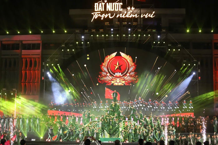 Chương trình nghệ thuật "Đất nước trọn niềm vui":
Ấn tượng, hoành tráng- Ảnh 9. Chương trình nghệ thuật "Đất nước trọn niềm vui":
Ấn tượng, hoành tráng- Ảnh 9.