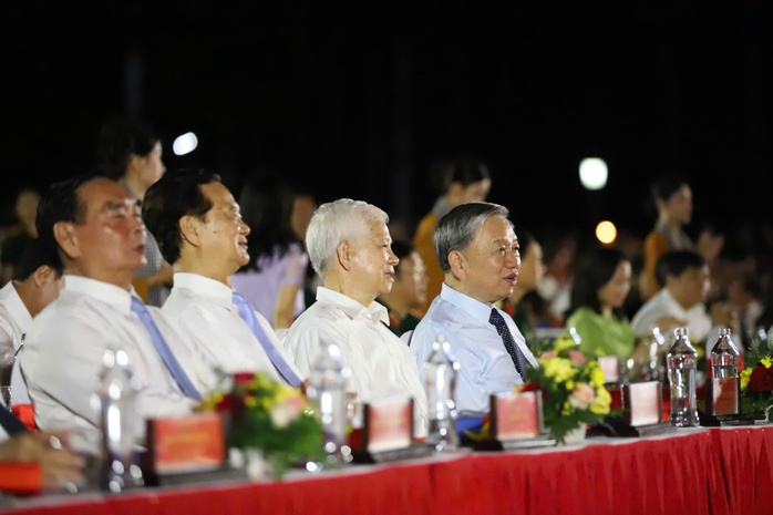 Chương trình nghệ thuật "Đất nước trọn niềm vui":
Ấn tượng, hoành tráng- Ảnh 1. Chương trình nghệ thuật "Đất nước trọn niềm vui":
Ấn tượng, hoành tráng- Ảnh 1.