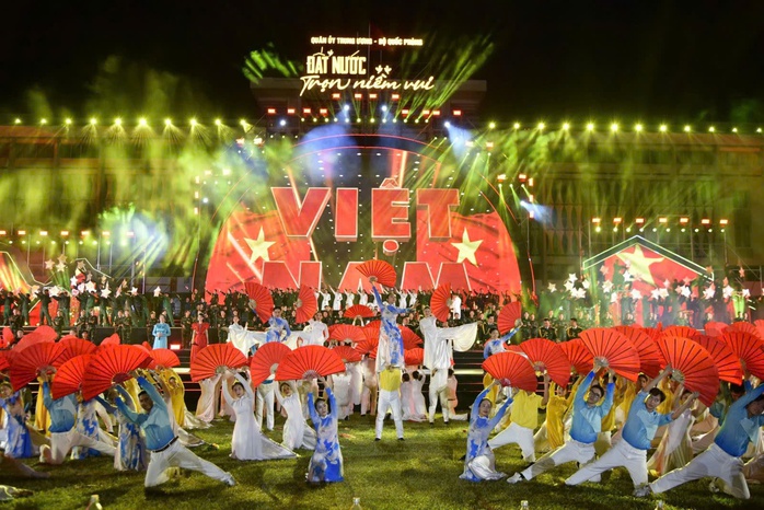 Chương trình nghệ thuật "Đất nước trọn niềm vui":
Ấn tượng, hoành tráng- Ảnh 7. Chương trình nghệ thuật "Đất nước trọn niềm vui":
Ấn tượng, hoành tráng- Ảnh 7.