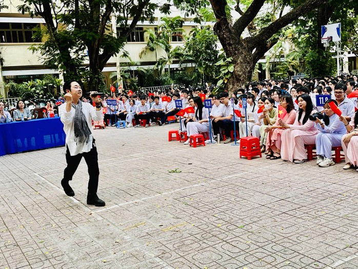 Đông Quân, Tuyết Nhung, Di Oanh hát vang bài ca chiến thắng "Sân khấu học đường" - Ảnh 4.