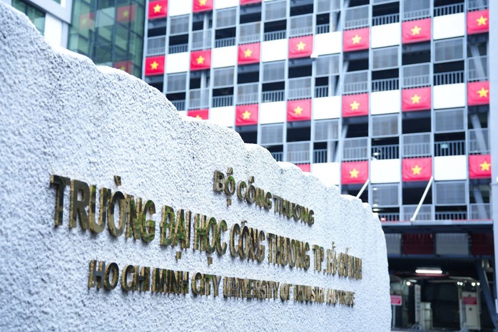 Ngắm những ngôi trường rợp bóng cờ tại TP HCM- Ảnh 6. Ngắm những ngôi trường rợp bóng cờ tại TP HCM- Ảnh 6.