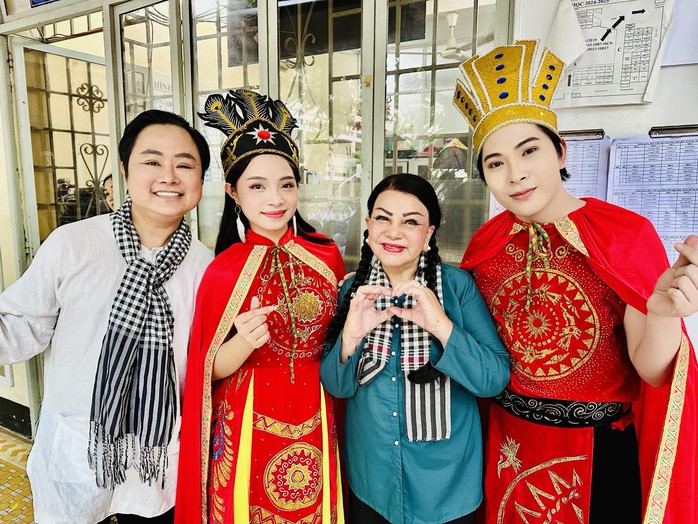 Đông Quân, Tuyết Nhung, Di Oanh hát vang bài ca chiến thắng "Sân khấu học đường" - Ảnh 3.