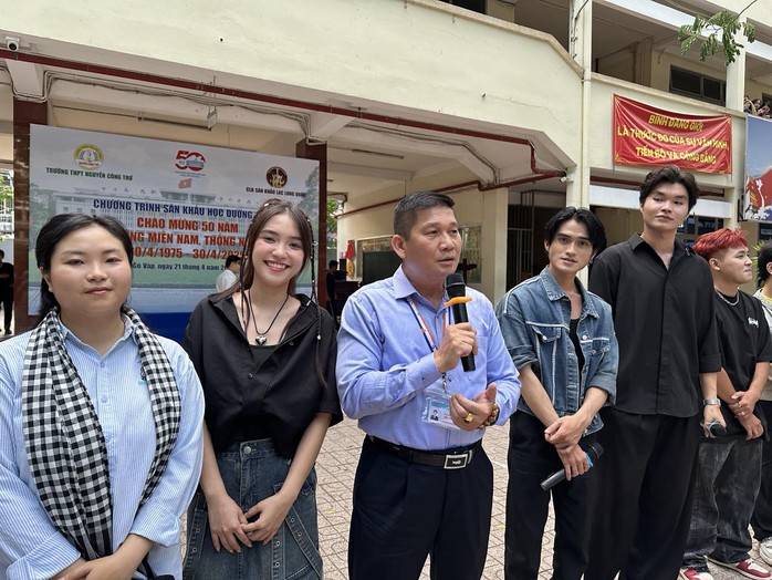 Đông Quân, Tuyết Nhung, Di Oanh hát vang bài ca chiến thắng "Sân khấu học đường" - Ảnh 1.