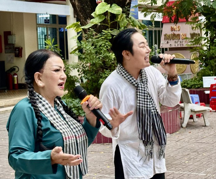 Đông Quân, Tuyết Nhung, Di Oanh hát vang bài ca chiến thắng "Sân khấu học đường" - Ảnh 2.