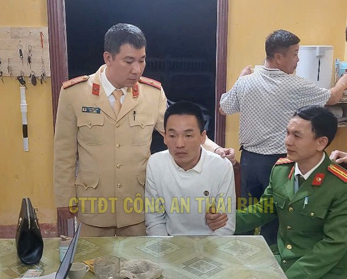 Bắt tài xế tàng trữ ma tuý, đạn, pháo- Ảnh 1. Bắt tài xế tàng trữ ma tuý, đạn, pháo- Ảnh 1.