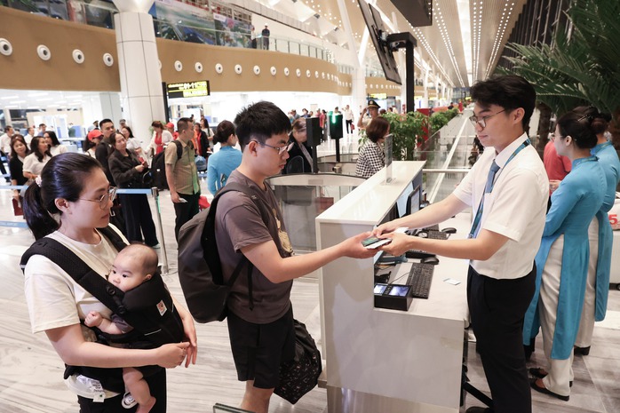 Tăng tần suất bay phục vụ dịp kỷ niệm 50 năm thống nhất đất nước- Ảnh 1. Tăng tần suất bay phục vụ dịp kỷ niệm 50 năm thống nhất đất nước- Ảnh 1.