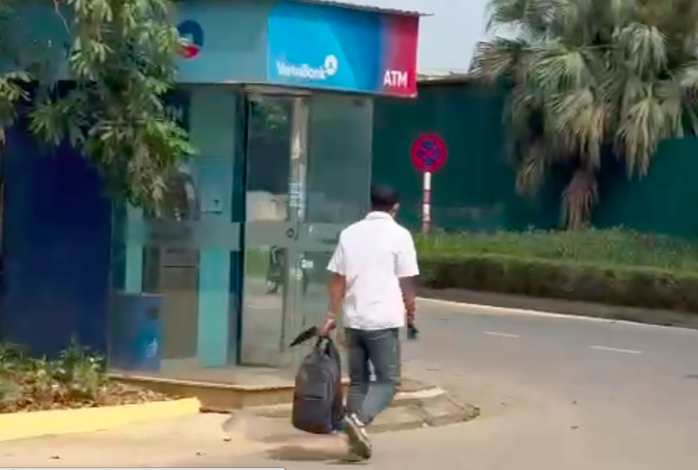 Người đàn ông cầm dao bầu, cướp ngân hàng- Ảnh 1. Người đàn ông cầm dao bầu, cướp ngân hàng- Ảnh 1.