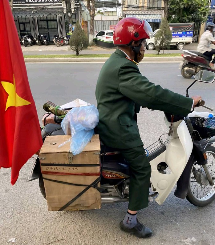 VIDEO: Cựu chiến binh 76 tuổi tự lái xe máy đi hơn 1.500 km vào TP HCM xem diễu binh 30-4- Ảnh 2. VIDEO: Cựu chiến binh 76 tuổi tự lái xe máy đi hơn 1.500 km vào TP HCM xem diễu binh 30-4- Ảnh 2.