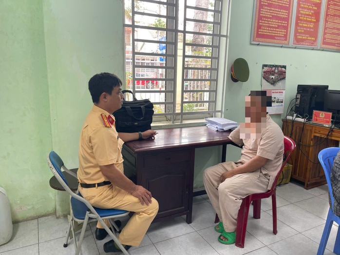 Ngỡ ngàng lời giải thích của người đàn ông khuyết tật chạy xe như diễn xiếc ở Bình Dương - Ảnh 1. Ngỡ ngàng lời giải thích của người đàn ông khuyết tật chạy xe như diễn xiếc ở Bình Dương - Ảnh 1.