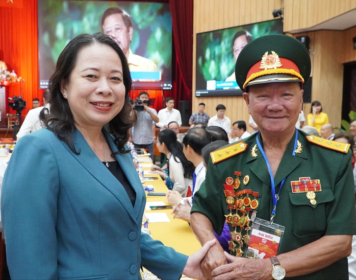 Tổng Bí thư Tô Lâm gặp mặt cán bộ lão thành cách mạng, người có công tiêu biểu tại TP HCM- Ảnh 6. Tổng Bí thư Tô Lâm gặp mặt cán bộ lão thành cách mạng, người có công tiêu biểu tại TP HCM- Ảnh 6.