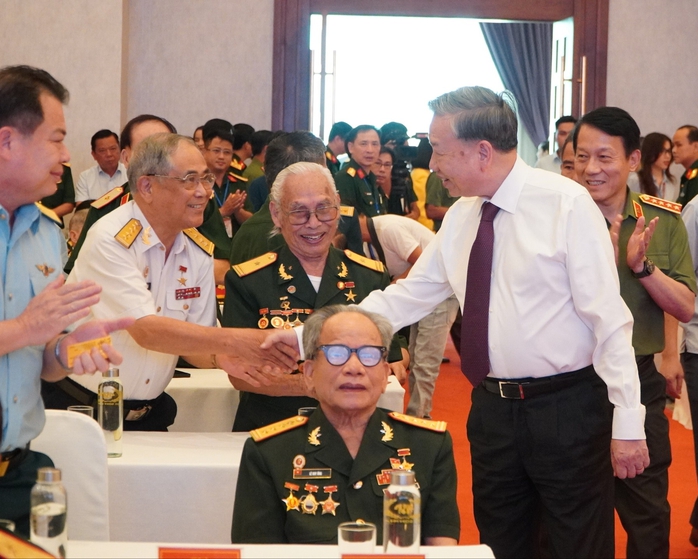 Tổng Bí thư Tô Lâm gặp mặt các đại biểu từng tham gia Chiến dịch Hồ Chí Minh tại TP HCM- Ảnh 2. Tổng Bí thư Tô Lâm gặp mặt các đại biểu từng tham gia Chiến dịch Hồ Chí Minh tại TP HCM- Ảnh 2.