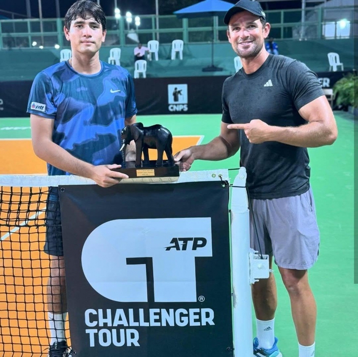 Maximus Jones tạo kỳ tích, quần vợt Thái Lan quyết giành vàng ở SEA Games 33- Ảnh 1. Maximus Jones tạo kỳ tích, quần vợt Thái Lan quyết giành vàng ở SEA Games 33- Ảnh 1.