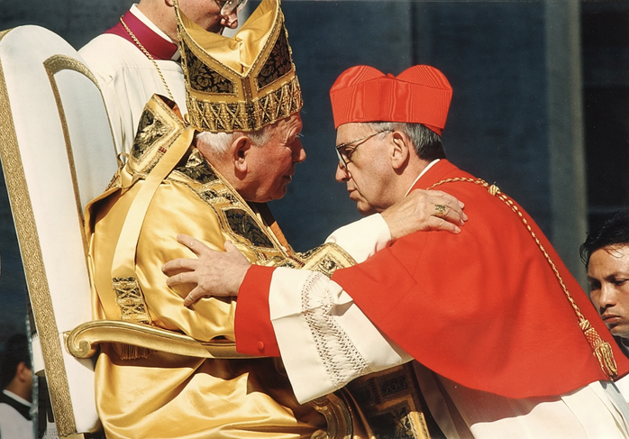 Đức Giáo hoàng John Paul II, bên trái, ôm Đức Hồng y Jorge Mario Bergoglio vào ngày ông được phong làm hồng y tại Vatican năm 2013. Ảnh: AP Đức Giáo hoàng John Paul II, bên trái, ôm Đức Hồng y Jorge Mario Bergoglio vào ngày ông được phong làm hồng y tại Vatican năm 2013. Ảnh: AP
