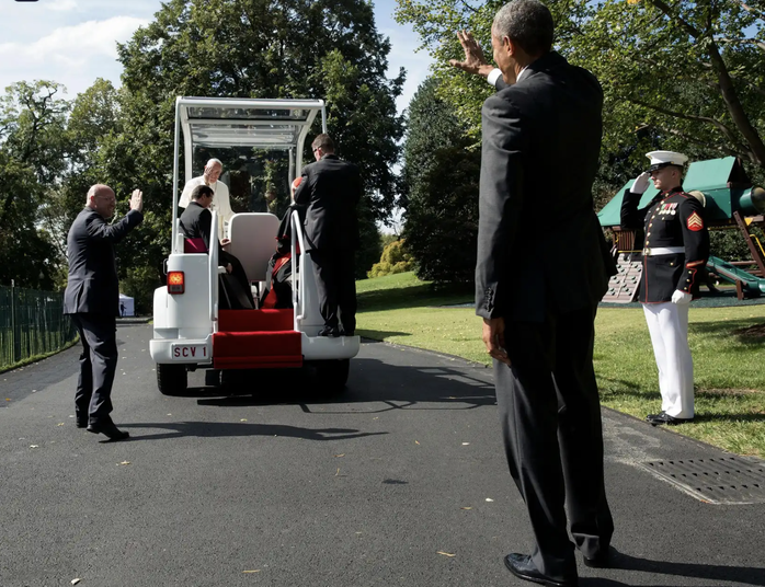 Cựu Tổng thống Barack Obama chào tạm biệt Giáo hoàng Francis sau cuộc gặp tại Nhà Trắng năm 2015. Ảnh: Nhà Trắng/Alamy Cựu Tổng thống Barack Obama chào tạm biệt Giáo hoàng Francis sau cuộc gặp tại Nhà Trắng năm 2015. Ảnh: Nhà Trắng/Alamy