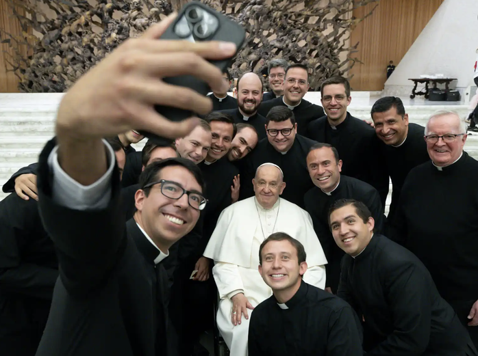 Giáo hoàng Francis chụp ảnh tự sướng với các linh mục vào năm 2024 tại hội trường Paul VI ở Vatican. Ảnh: Vatican Pool Giáo hoàng Francis chụp ảnh tự sướng với các linh mục vào năm 2024 tại hội trường Paul VI ở Vatican. Ảnh: Vatican Pool