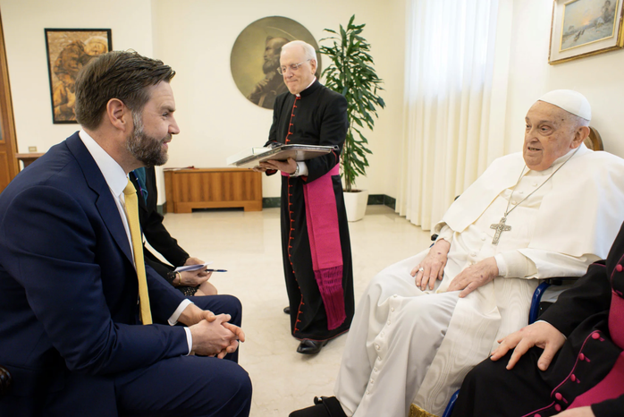Đức Giáo hoàng gặp Phó Tổng thống Mỹ JD Vance vào ngày 20-4-2025 tại Vatican. Ảnh: Vatican Pool Đức Giáo hoàng gặp Phó Tổng thống Mỹ JD Vance vào ngày 20-4-2025 tại Vatican. Ảnh: Vatican Pool