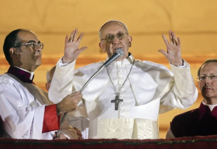 Giáo hoàng Francis vẫy tay chào đám đông ngày ngày 13- 3-2013. Ảnh: AP Giáo hoàng Francis vẫy tay chào đám đông ngày ngày 13- 3-2013. Ảnh: AP