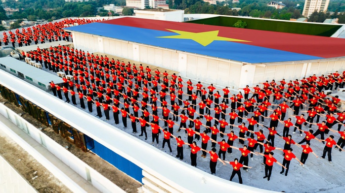 Ngắm những ngôi trường rợp bóng cờ tại TP HCM- Ảnh 4. Ngắm những ngôi trường rợp bóng cờ tại TP HCM- Ảnh 4.