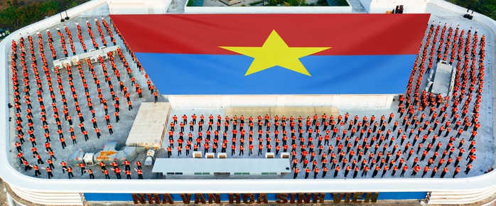 Ngắm những ngôi trường rợp bóng cờ tại TP HCM- Ảnh 5. Ngắm những ngôi trường rợp bóng cờ tại TP HCM- Ảnh 5.