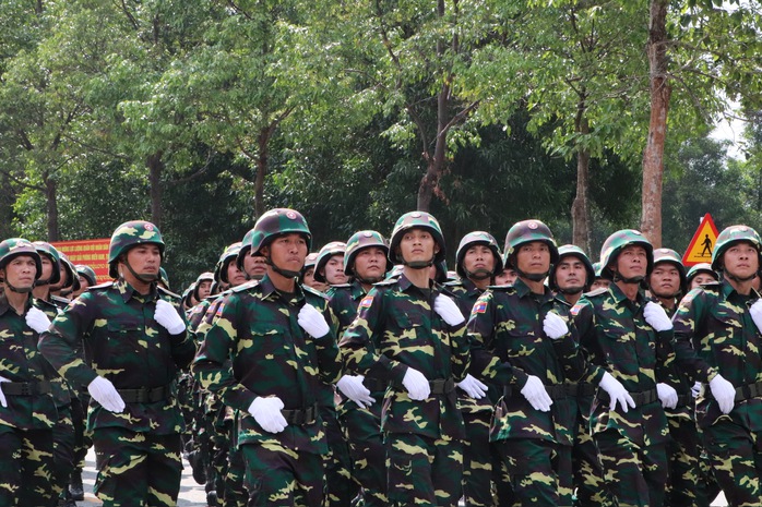 CLIP: Quân đội Lào và Campuchia tập luyện diễu binh lễ 30-4 tại Bình Dương- Ảnh 4. CLIP: Quân đội Lào và Campuchia tập luyện diễu binh lễ 30-4 tại Bình Dương- Ảnh 4.