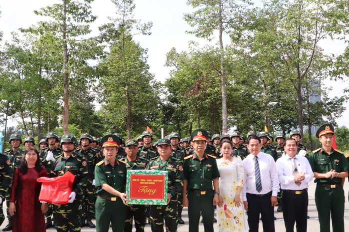 CLIP: Quân đội Lào và Campuchia tập luyện diễu binh lễ 30-4 tại Bình Dương- Ảnh 8. CLIP: Quân đội Lào và Campuchia tập luyện diễu binh lễ 30-4 tại Bình Dương- Ảnh 8.