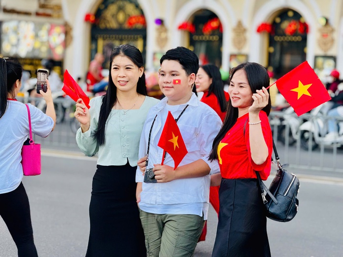 Người dân TP HCM hào hứng chờ xem diễn tập bắn đại bác tại Bến Bạch Đằng - Ảnh 3.