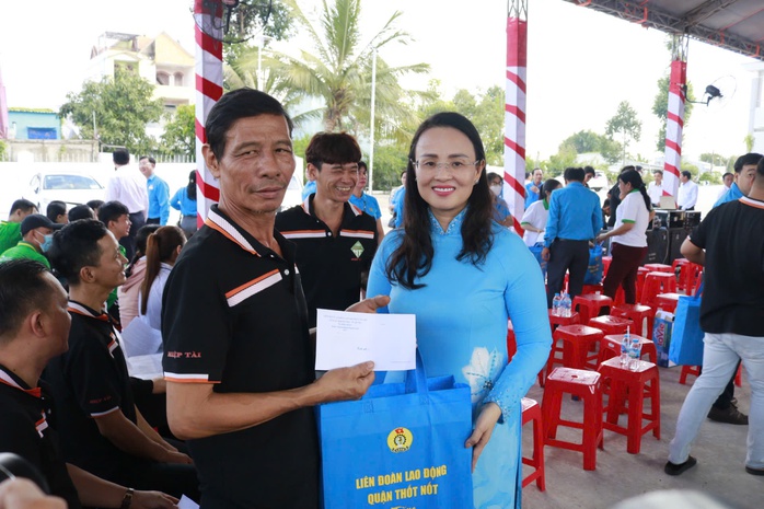 Phối hợp tổ chức chương trình "Tự hào cờ Tổ quốc" trong Tháng Công nhân tại Cần Thơ- Ảnh 2. Phối hợp tổ chức chương trình "Tự hào cờ Tổ quốc" trong Tháng Công nhân tại Cần Thơ- Ảnh 2.