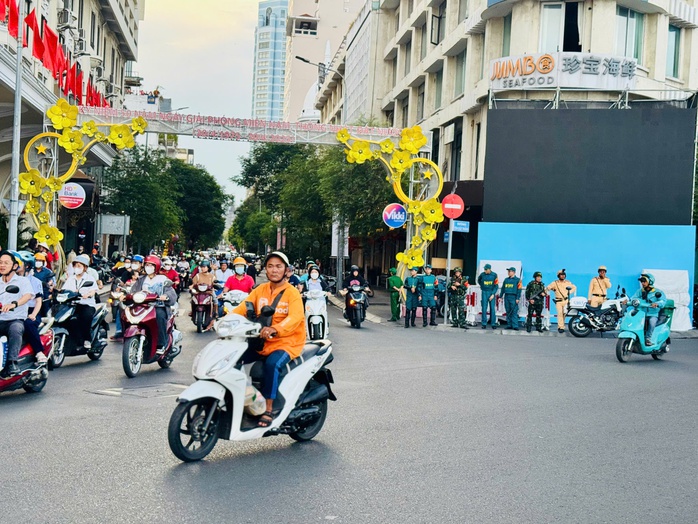Người dân TP HCM hào hứng chờ xem diễn tập bắn đại bác tại Bến Bạch Đằng - Ảnh 2.