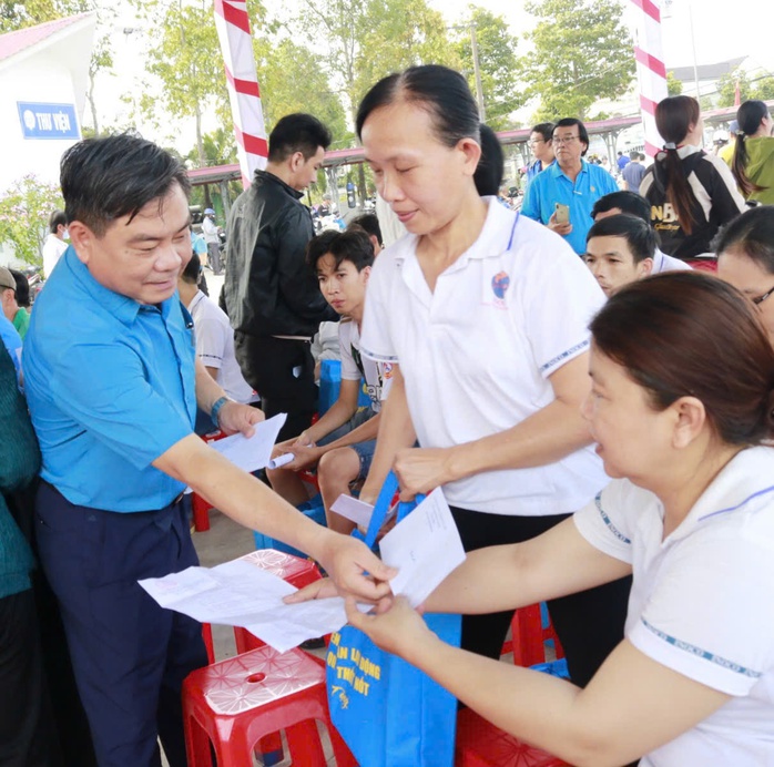Phối hợp tổ chức chương trình "Tự hào cờ Tổ quốc" trong Tháng Công nhân tại Cần Thơ- Ảnh 4. Phối hợp tổ chức chương trình "Tự hào cờ Tổ quốc" trong Tháng Công nhân tại Cần Thơ- Ảnh 4.