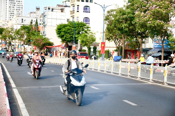Nắng nóng ở TP HCM kéo dài, nhiệt độ cảm nhận ngoài trời gần 50 độ C- Ảnh 1.