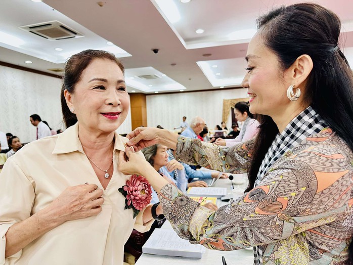 Nghệ sĩ TP HCM phấn khởi đón nhận huy hiệu 50 năm thống nhất đất nước- Ảnh 3. Nghệ sĩ TP HCM phấn khởi đón nhận huy hiệu 50 năm thống nhất đất nước- Ảnh 3.