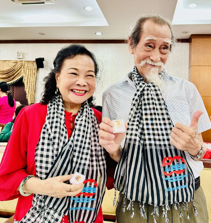 Nghệ sĩ TP HCM phấn khởi đón nhận huy hiệu 50 năm thống nhất đất nước- Ảnh 5. Nghệ sĩ TP HCM phấn khởi đón nhận huy hiệu 50 năm thống nhất đất nước- Ảnh 5.