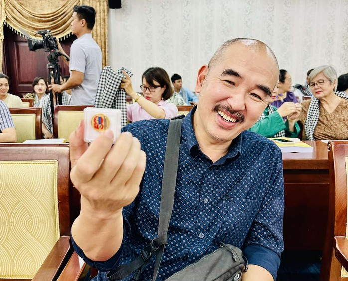 Nghệ sĩ TP HCM phấn khởi đón nhận huy hiệu 50 năm thống nhất đất nước- Ảnh 7. Nghệ sĩ TP HCM phấn khởi đón nhận huy hiệu 50 năm thống nhất đất nước- Ảnh 7.