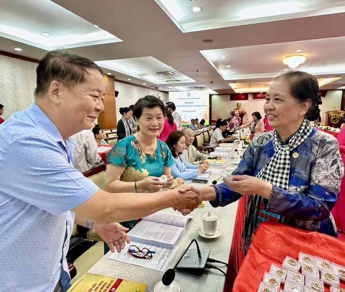 Nghệ sĩ TP HCM phấn khởi đón nhận huy hiệu 50 năm thống nhất đất nước- Ảnh 4. Nghệ sĩ TP HCM phấn khởi đón nhận huy hiệu 50 năm thống nhất đất nước- Ảnh 4.