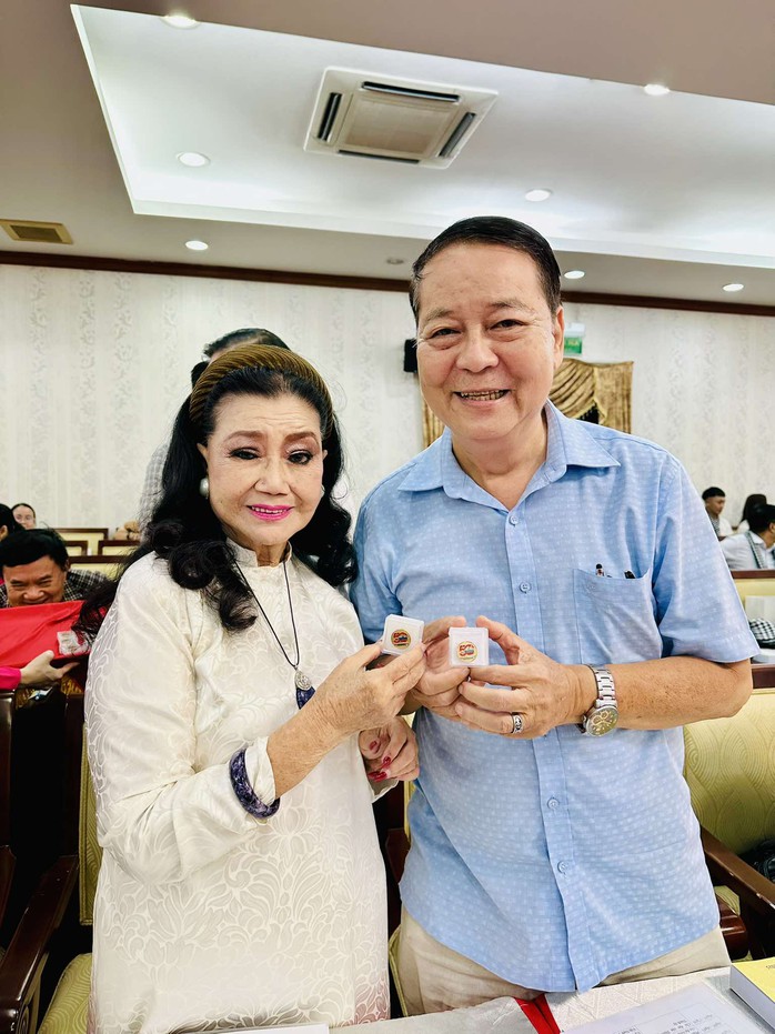Nghệ sĩ TP HCM phấn khởi đón nhận huy hiệu 50 năm thống nhất đất nước- Ảnh 2. Nghệ sĩ TP HCM phấn khởi đón nhận huy hiệu 50 năm thống nhất đất nước- Ảnh 2.