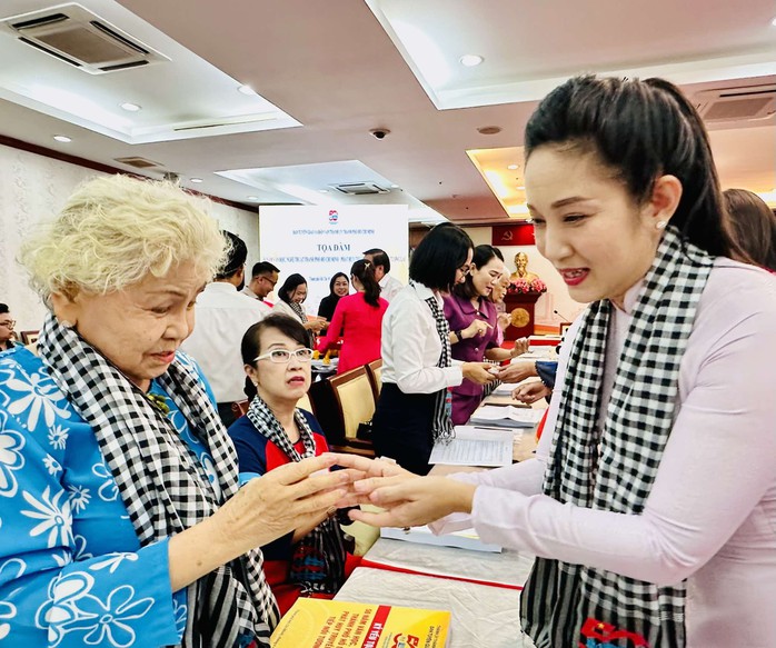 Nghệ sĩ TP HCM phấn khởi đón nhận huy hiệu 50 năm thống nhất đất nước- Ảnh 9. Nghệ sĩ TP HCM phấn khởi đón nhận huy hiệu 50 năm thống nhất đất nước- Ảnh 9.