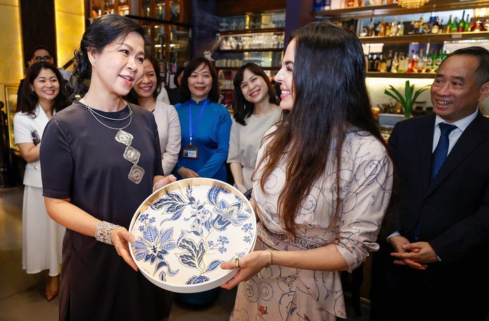 Phu nhân Tổng Bí thư tiếp Phó Chủ tịch Quỹ Heydar Aliyev tại Bảo tàng Mỹ thuật- Ảnh 6. Phu nhân Tổng Bí thư tiếp Phó Chủ tịch Quỹ Heydar Aliyev tại Bảo tàng Mỹ thuật- Ảnh 6.
