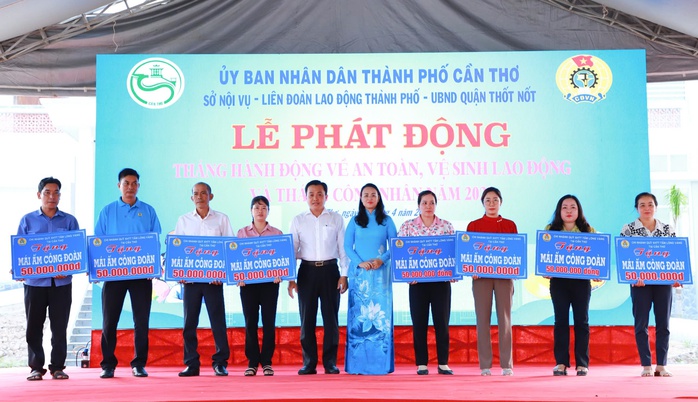Phối hợp tổ chức chương trình "Tự hào cờ Tổ quốc" trong Tháng Công nhân tại Cần Thơ- Ảnh 3. Phối hợp tổ chức chương trình "Tự hào cờ Tổ quốc" trong Tháng Công nhân tại Cần Thơ- Ảnh 3.