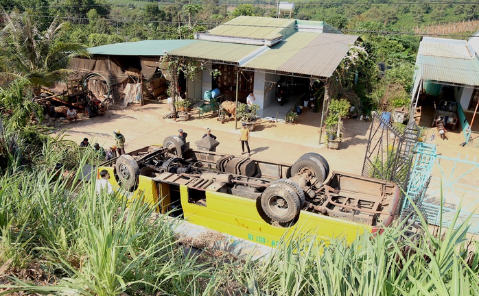 Tài xế kể nguyên nhân khiến xe chở 20 học sinh bị lật- Ảnh 1. Tài xế kể nguyên nhân khiến xe chở 20 học sinh bị lật- Ảnh 1.