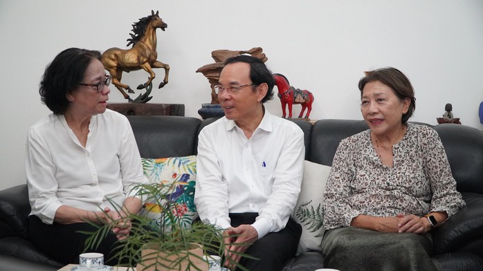 Bí thư Thành ủy TP HCM Nguyễn Văn Nên thăm gia đình nguyên Tổng Bí thư Nguyễn Văn Linh- Ảnh 2. Bí thư Thành ủy TP HCM Nguyễn Văn Nên thăm gia đình nguyên Tổng Bí thư Nguyễn Văn Linh- Ảnh 2.