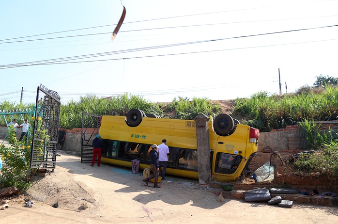 Tài xế kể nguyên nhân khiến xe chở 20 học sinh bị lật- Ảnh 4. Tài xế kể nguyên nhân khiến xe chở 20 học sinh bị lật- Ảnh 4.